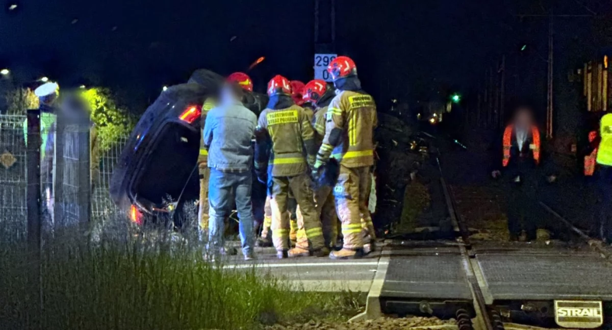 Samochód utknął na przejeździe kolejowym. Wjechał w niego pociąg Kolei Śląskich 
