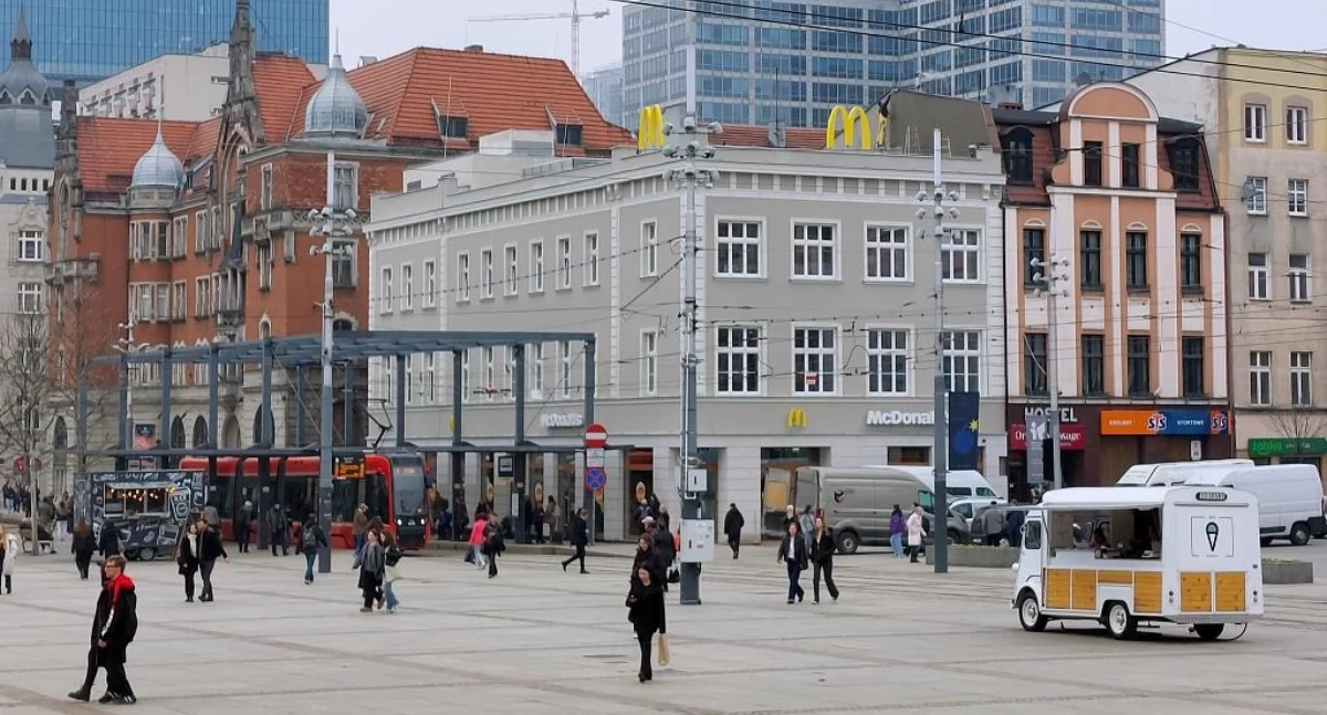 Katowice chcą udostępnić na stałe restauracji McDonalds kawałek Rynku dla samochodów dostawczych