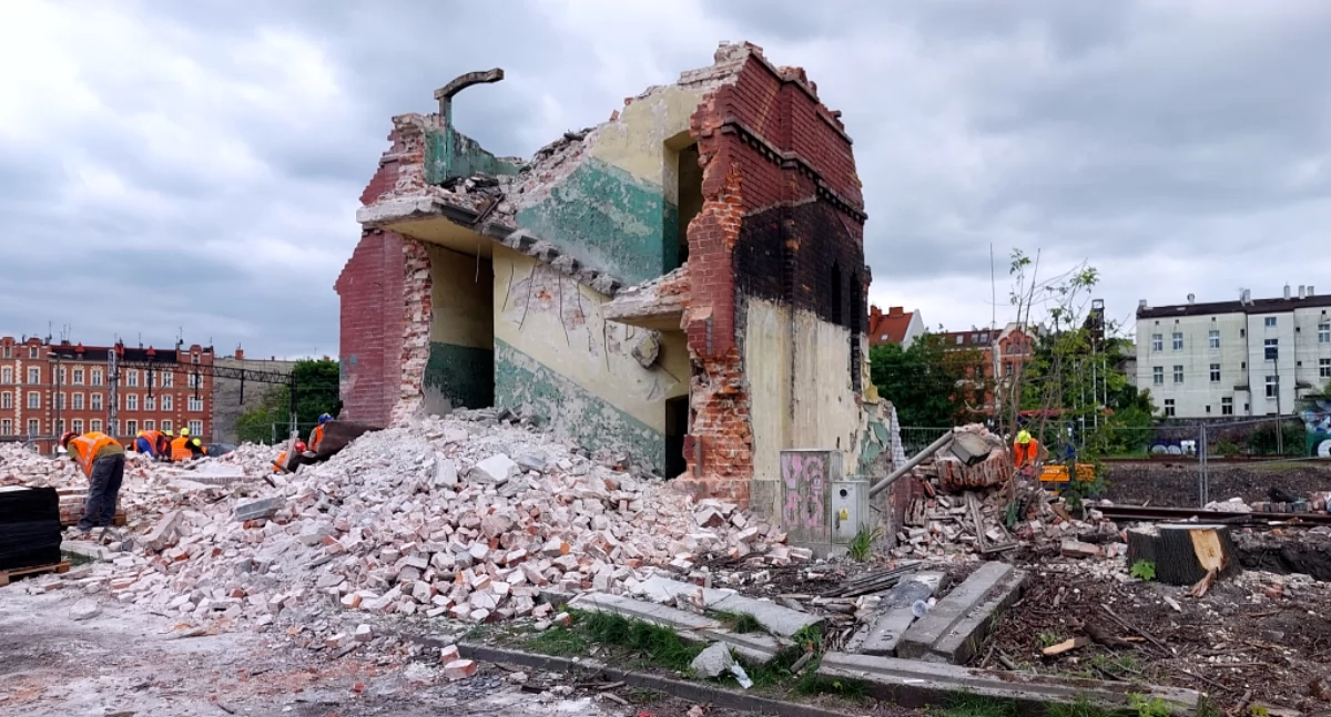 Zakończyło się wyburzanie budynków w centrum Katowic. Cegły z ponad 100-letniej nastawni ułożono na paletach
