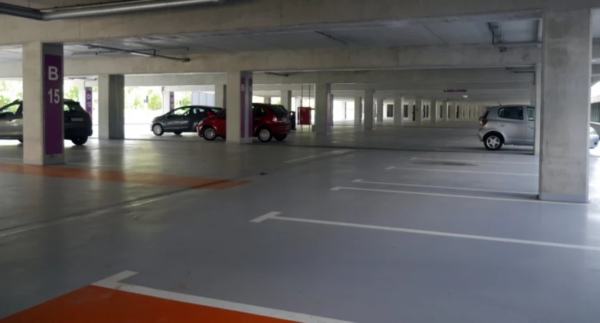 Głośne imprezy i driftowanie na parkingach centrów przesiadkowych. Miasto zmienia regulamin korzystania z tych obiektów