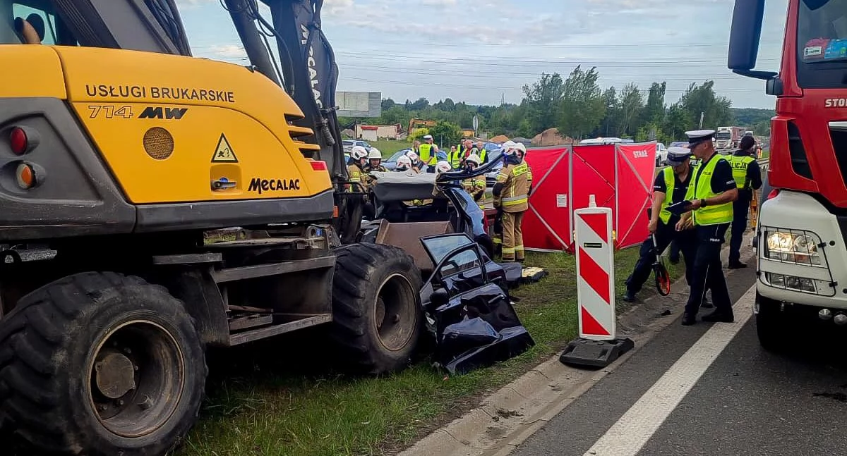 Śmiertelny wypadek na autostradzie A4. Kierowca samochodu osobowego uderzył w koparkę