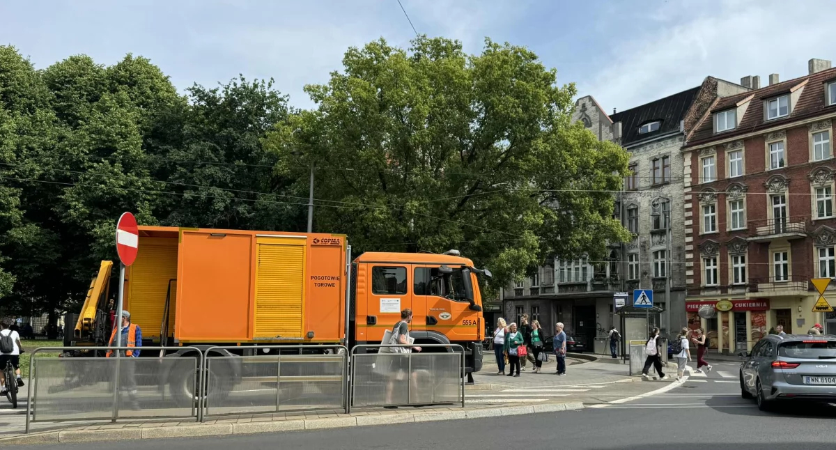 Duże utrudnienia tramwajowe w centrum Katowic. Kierowca ciężarówki uszkodził trakcję