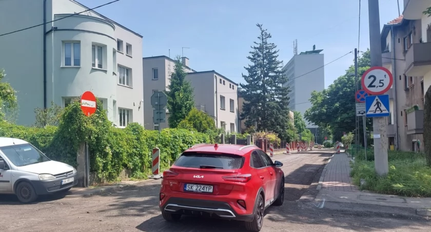 Ulica w Koszutce od dawna prosiła się o remont. Prace właśnie ruszyły 