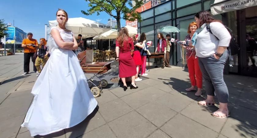 Kolejka jak za czasów PRL-u w centrum Katowic. W ten sposób młodzież uczciła 