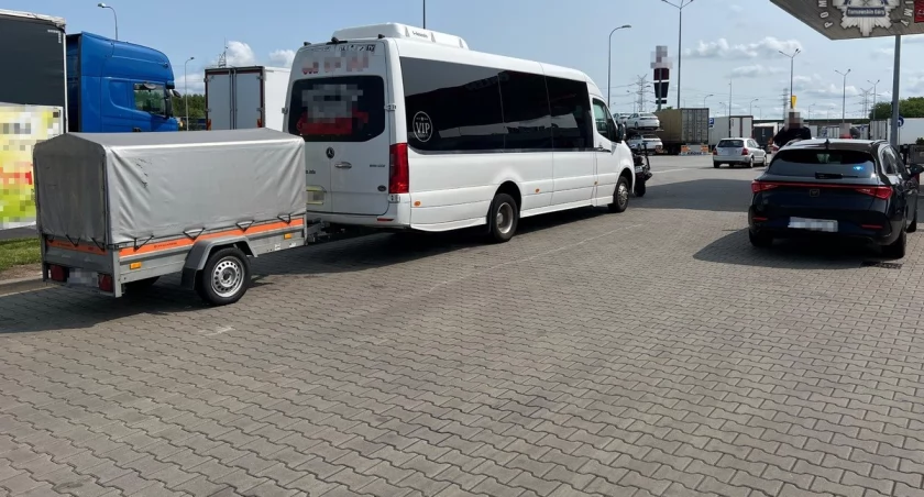Przewoził busem kilkunastu pasażerów, mając w organizmie prawie 3 promile alkoholu. Został zatrzymany na autostradzie i próbował wręczyć policjantom łapówkę