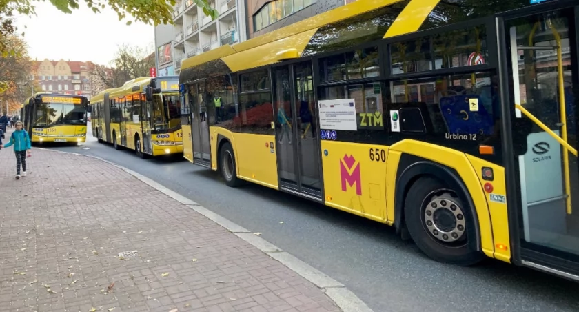 UOKiK przekonuje, że firmy, które wygrały wielki przetarg na obsługę linii autobusowych dla ZTM, zastosowały zmowę cenową