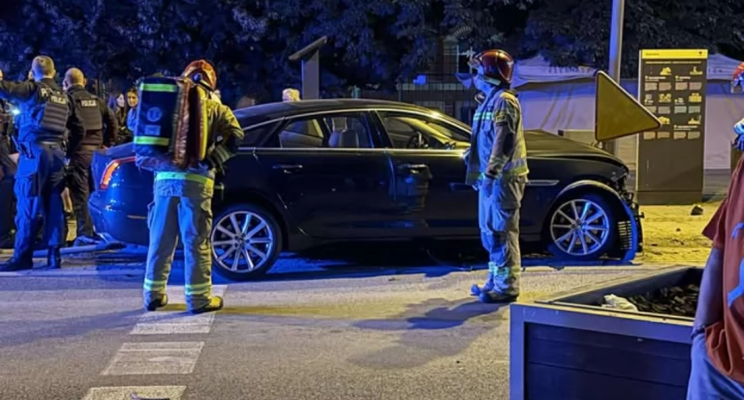 Młody kierowca jaguara najpierw uderzył w inny samochód, a potem próbował uciec. Zatrzymał się na słupie
