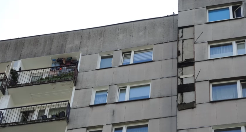 Wiatr oderwał płyty azbestowe z elewacji bloku w Ligocie. Na nową elewację mieszkańcy muszą tu jeszcze poczekać kilka lat