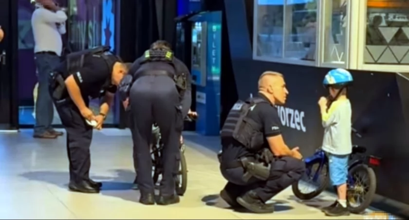 Dwaj mali chłopcy zgubili się w centrum Katowic. Policjanci pomogli im znaleźć babcię
