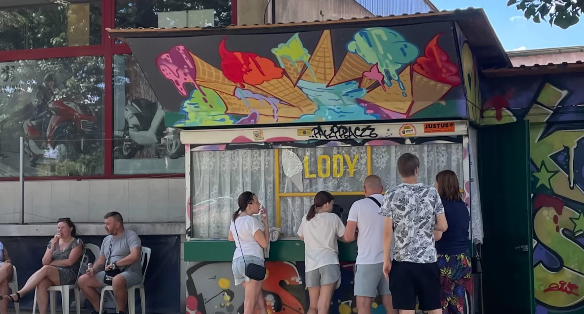 Lody, które łączą pokolenia. Kultowa budka w Załężu kręci włoskie lody już 33 sezon