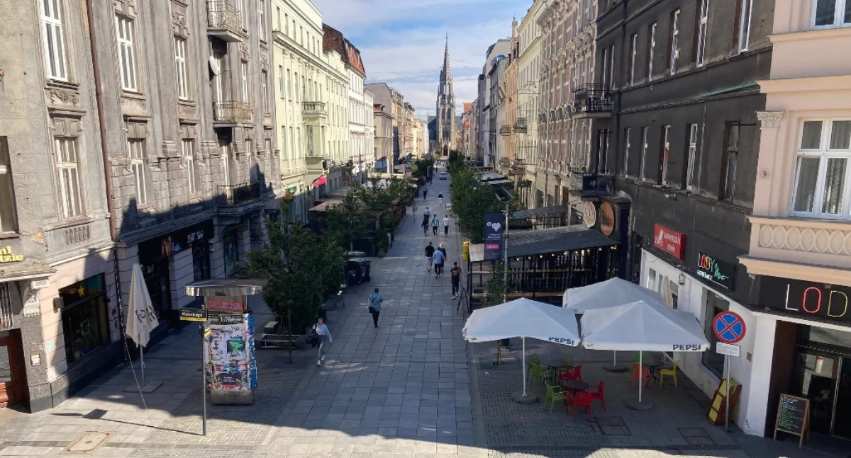 Na ul. Mariackiej mężczyzna chciał zaatakować dwie kobiety pałką teleskopową. Dostał mandat za... używanie słów nieprzyzwoitych