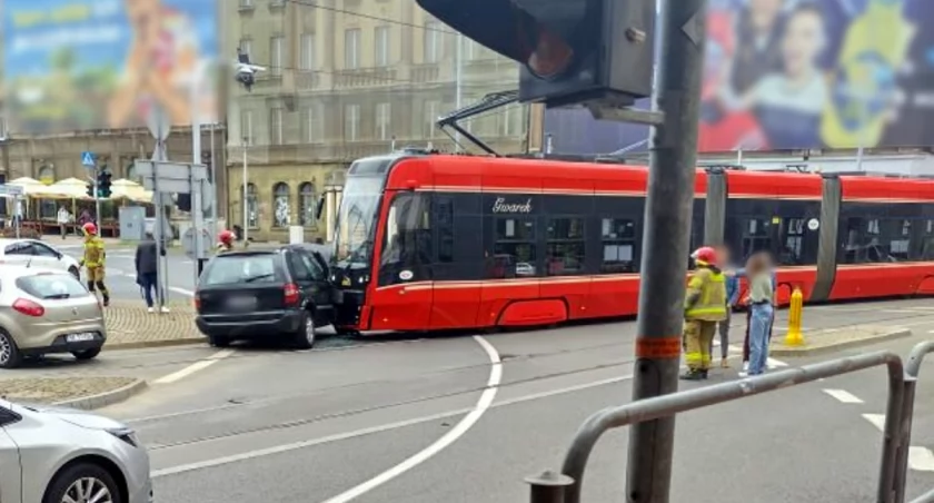 Kolizja samochodu z tramwajem w centrum Katowic. Ruch był wstrzymany przez dwie godziny