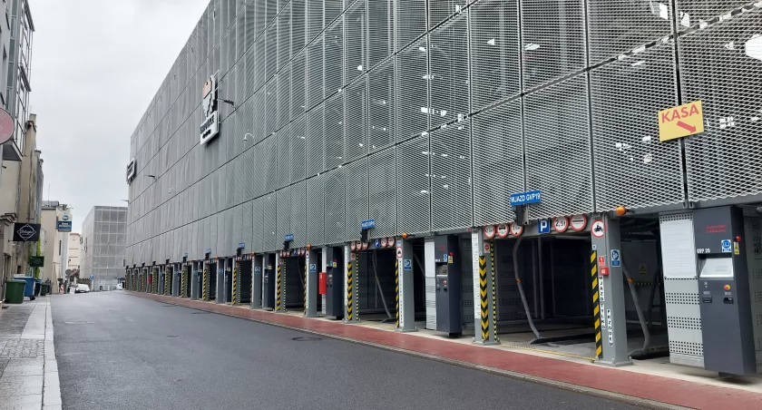 Parking na Tylnej Mariackiej ma się zapełnić. Pierwsze firmy są zainteresowane wynajęciem maszyn