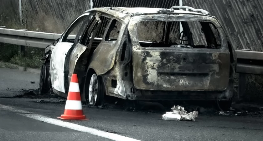 Samochód spłonął na A4. Paliła się też infrastrukturą autostrady