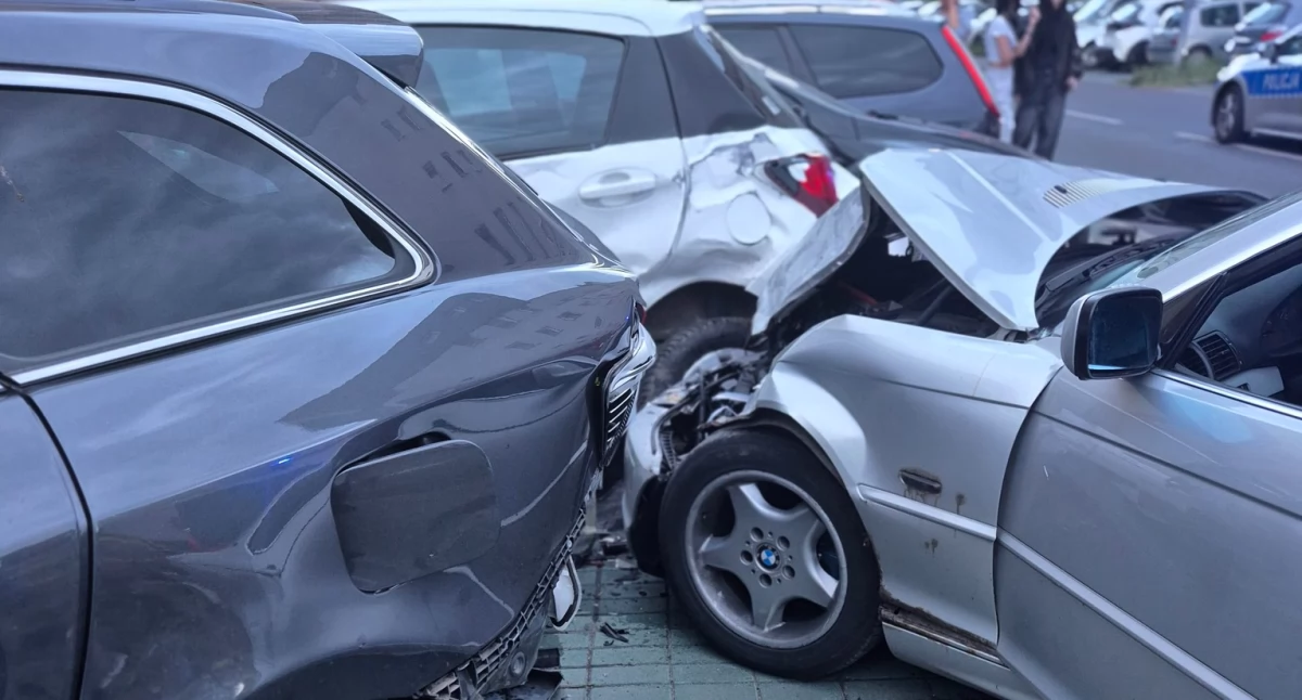 19-latek w BMW staranował zaparkowane samochody. Był nietrzeźwy