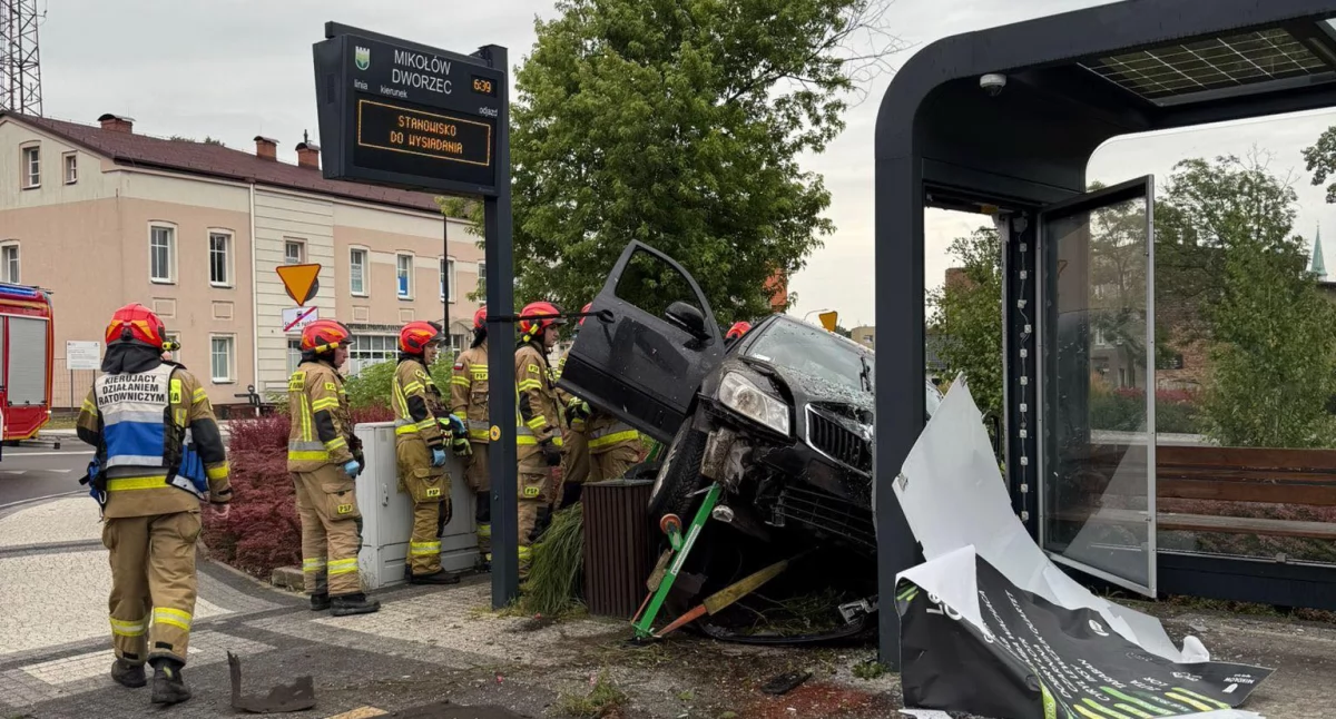 Groźna kolizja w Mikołowie. Kierująca wjechała samochodem w przystanek autobusowy