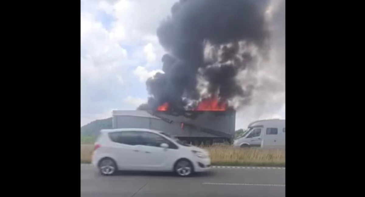 Pożar naczepy na autostradzie A1. Palą się elektrośmieci