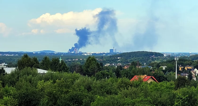 Pożar w Siemianowicach. Kłęby dymu są widoczne z Katowic