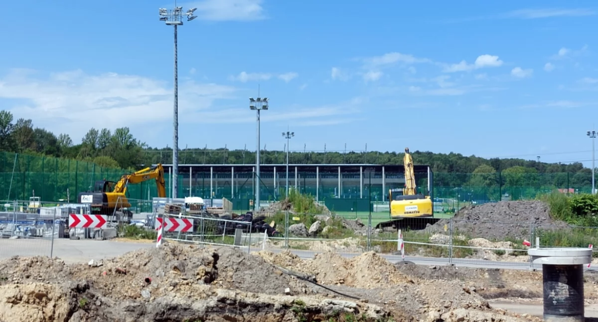 Kolejne miliony na budowę dojazdu do stadionu, a na placu budowy niewiele się dzieje