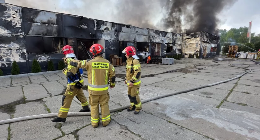 Trwa dogaszanie hali w Siemianowicach Śląskich. Na miejscu nadal pojawia się ogień