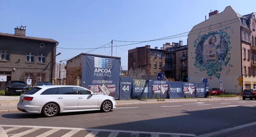 Pusta przestrzeń w centrum Katowic zostanie wypełniona. Mają powstać mieszkania 