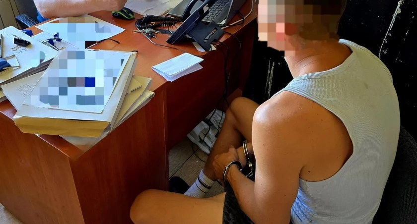 Kradzione ubrania i narkotyki w samochodzie. Mieszkaniec Katowic został zatrzymany