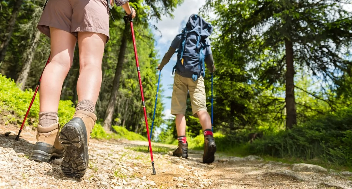 7 korzyści z używania kijków trekkingowych – poznaj ich zalety!
