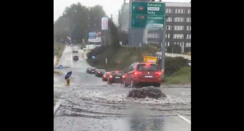 Wiadukt obok Ikea na S86 znowu zalany. GDDKiA chwaliła się, że nowa inwestycja zdała egzamin [WIDEO]