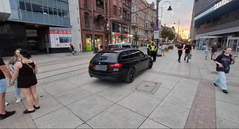 Policjant odpowiedzialny za ruch drogowy w śląskiej policji nielegalnie zaparkował przy rynku w Katowicach. Nie dostał mandatu