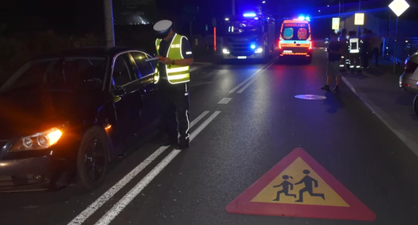 15-latka przebiegała przez jezdnię ze znajomymi. Wjechał w nią rozpędzony samochód [WIDEO]