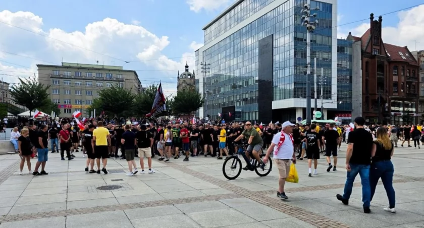 Radni Koalicji Obywatelskiej oczekują, że GKS Katowice oficjalnie odetnie się od protestu kiboli przeciwko uchodźcom i imigrantom