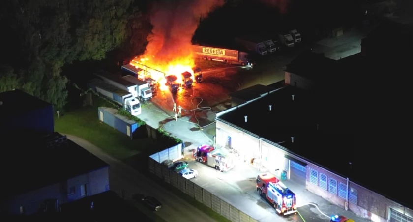 Cztery ciężarówki spłonęły w nocnym pożarze. Mieszkańcy słyszeli wybuchy