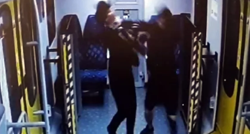 Atak na konduktorkę Kolei Śląskich. Policja szuka mężczyzny z nagrania