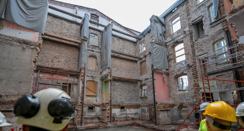 Kamienica w Bogucicach bez dachu. Rozkręca się budowa Centrum Himalaizmu