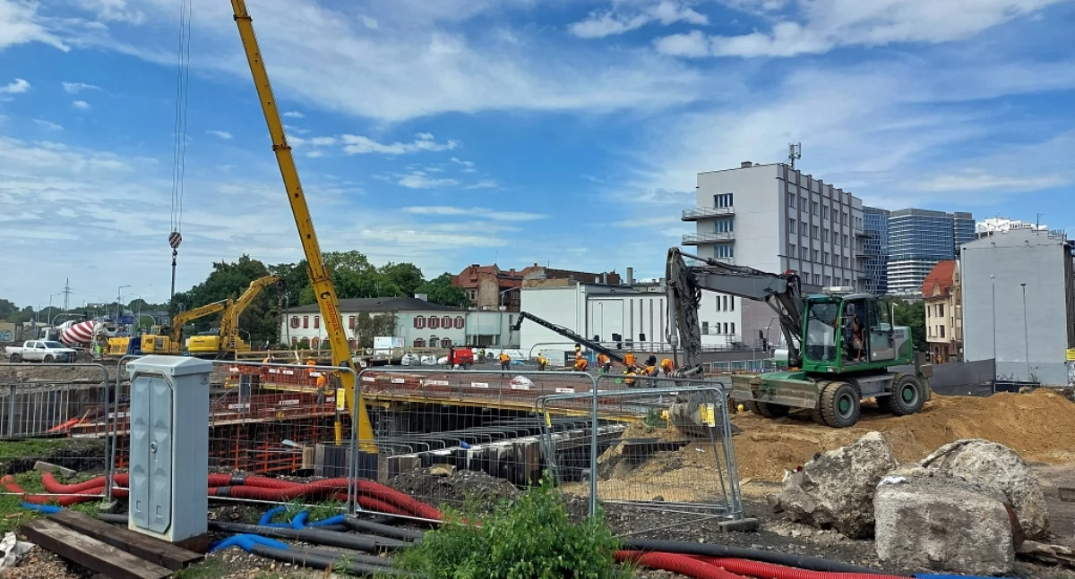 Duże postępy na budowie wiaduktu nad ul. Mikołowską. Wkrótce pociągi wjadą na nowy obiekt