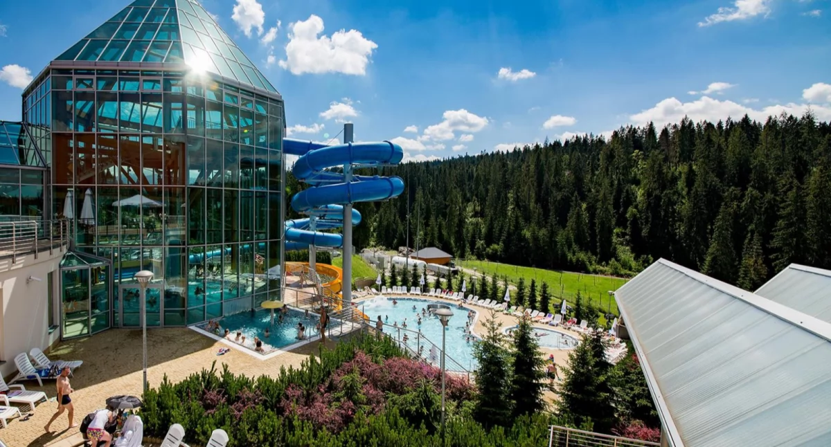Szukasz miejsca na wczasy w górach z basenem? Hotel BUKOVINA zachwyci Twoich najbliższych