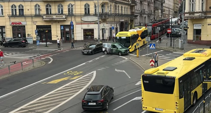 Kolizja autobusu z osobówką w centrum Katowic. Są utrudnienia w ruchu