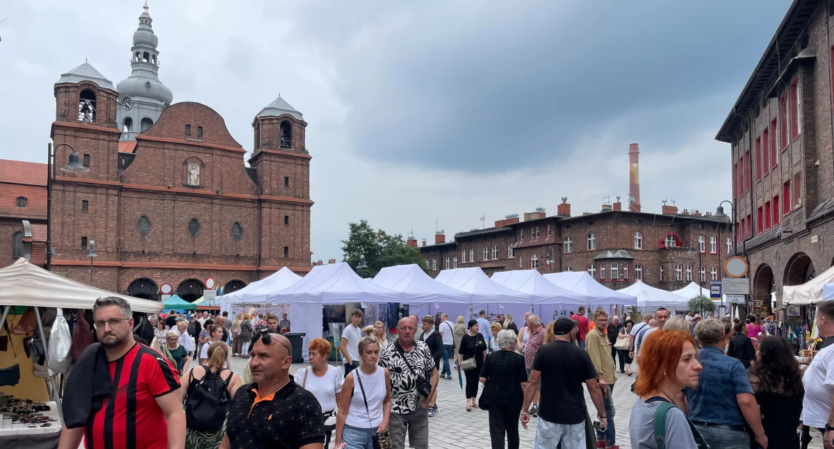 Tłumy na jarmarku w Nikiszowcu. 