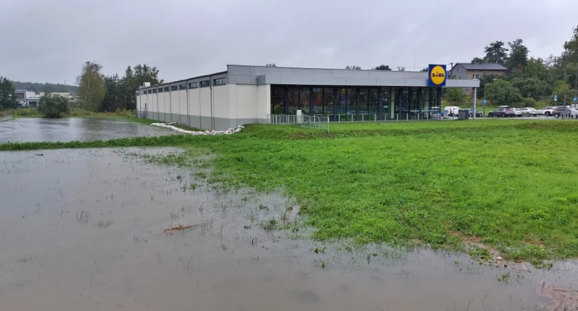 Obok Lidla w Zarzeczu znowu powstało jezioro. Straż pożarna układa worki