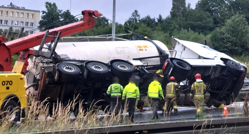 Wypadek na autostradzie A4. Cysterna leży na boku, lądował śmigłowiec LPR