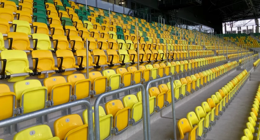 Krzesełka dla VIP-ów na nowym stadionie są za twarde. Miasto zamawia specjalne tapicerowane nakładki