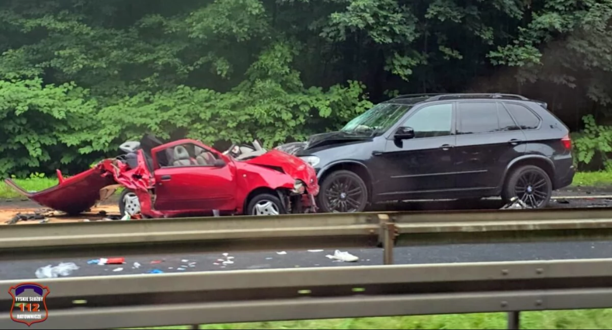 Prokuratura wszczęła śledztwo po wypadku na DK86, w którym zginęła ciężarna kobieta. Kierowca BMW wjechał w seicento
