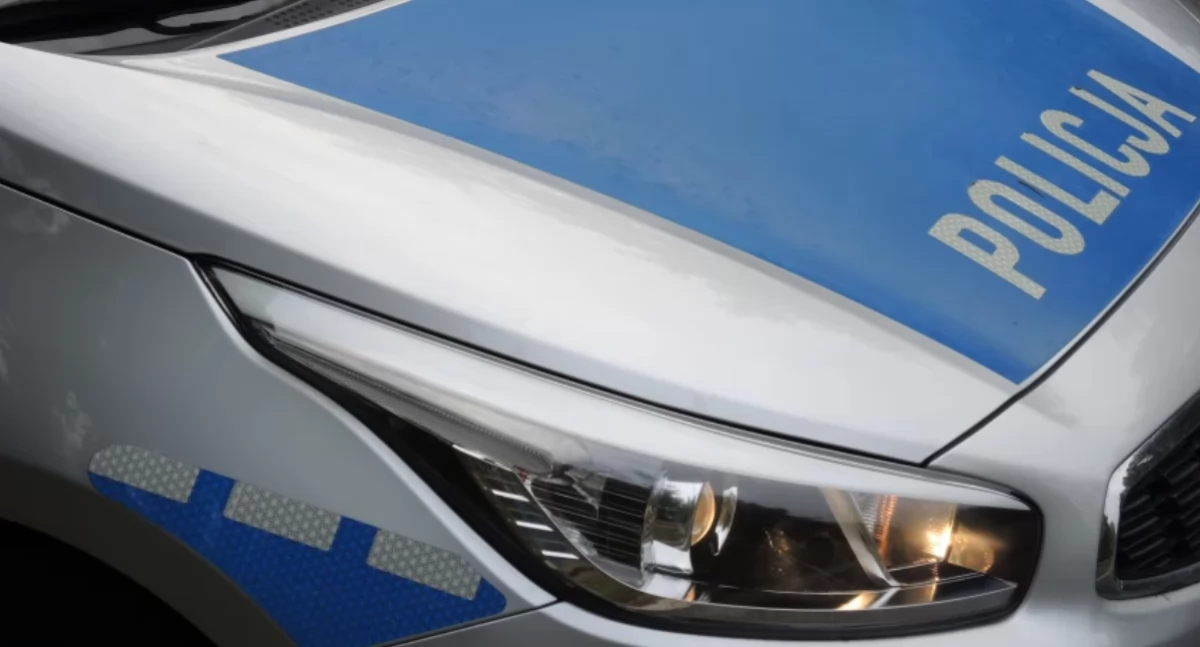 Pijany kierowca skosił znaki i awanturował się z policjantami. To ratownik medyczny