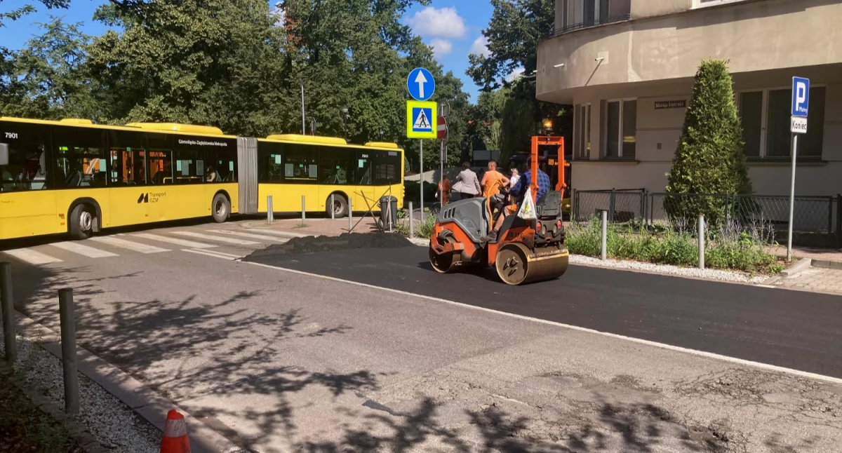 Na kilku ulicach w centrum Katowic trwa częściowa wymiana nawierzchni jezdni i punktowe łatanie dziur