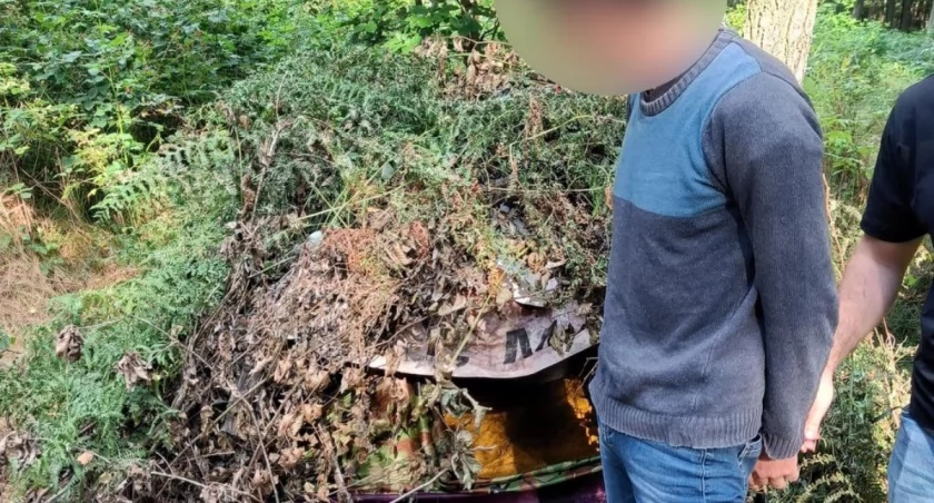 Poszukiwany listem gończym przez kilka miesięcy ukrywał się w Lesie Murckowskim w zakamuflowanym szałasie