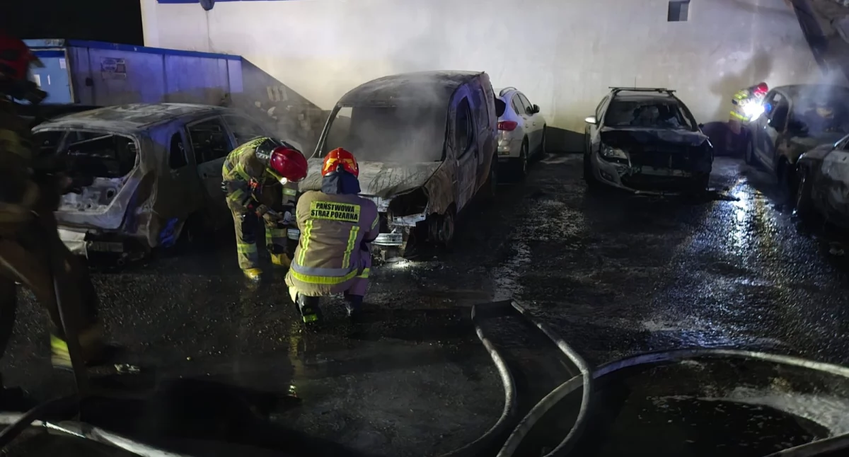 Nocny pożar na al. Roździeńskiego. Spłonęło 9 samochodów i sprzęt specjalny