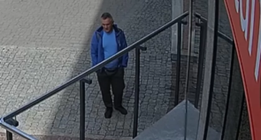 Zniszczył kamienną płytę w budynku banku. Policja publikuje zdjęcia z monitoringu