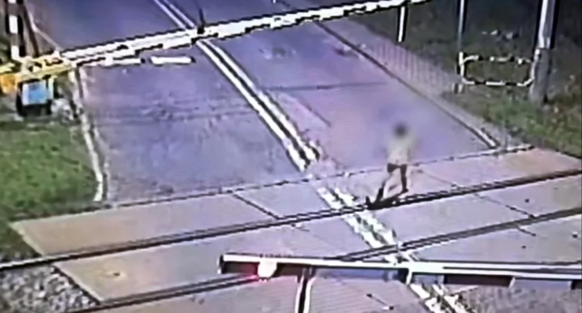 Chłopiec bawił się na torach. Policjanci ściągnęli 6-latka w ostatnim momencie 
