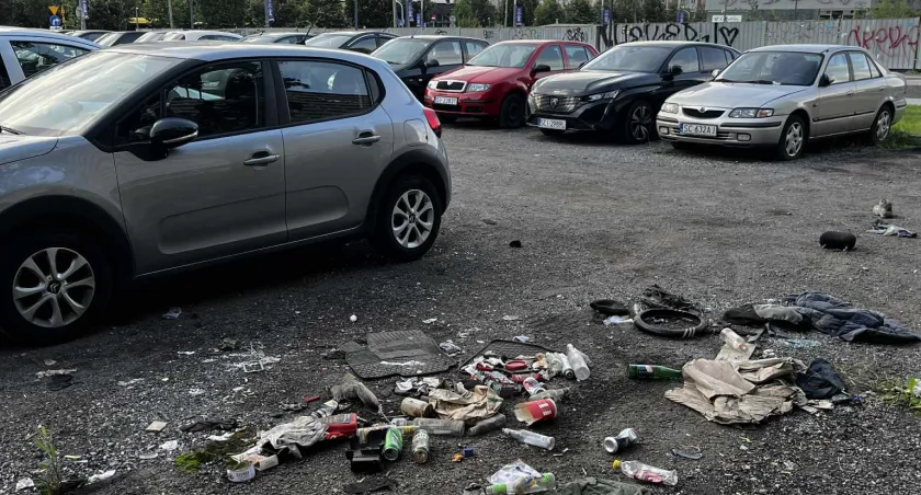 Po naszym tekście straż miejska w końcu odholowała wraki z klepiska przed Superjednostką