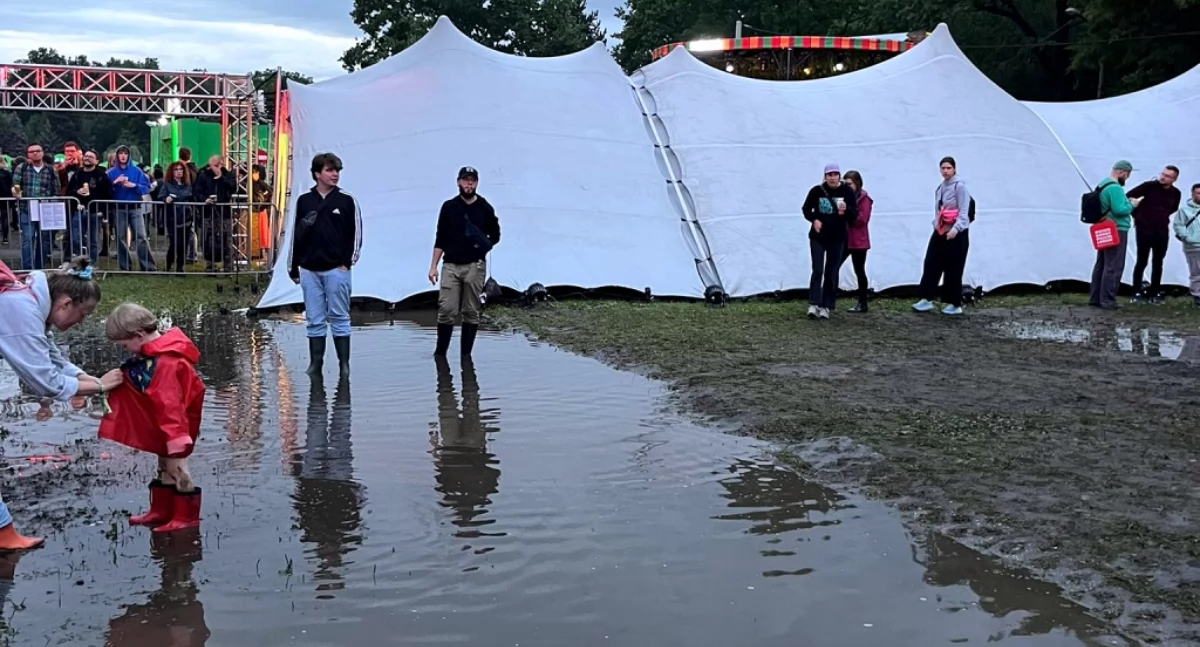 Błoto, wielkie kolejki i toalety jak na wiejskim festynie. Off Festival ma wiele rzeczy do poprawy